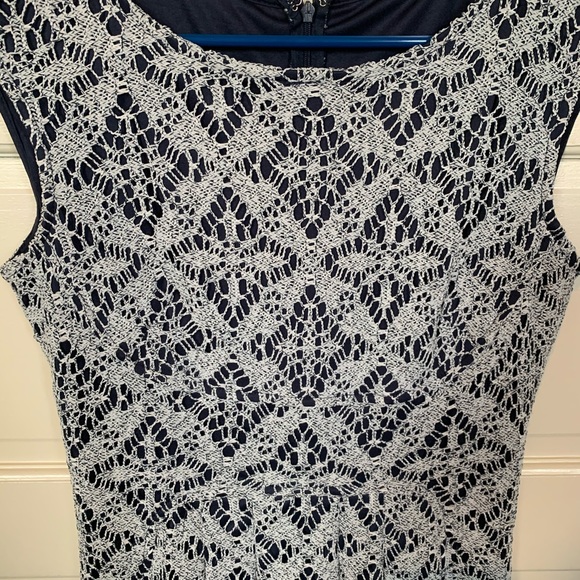 Lace stretchy midi dress - Picture 2 of 3